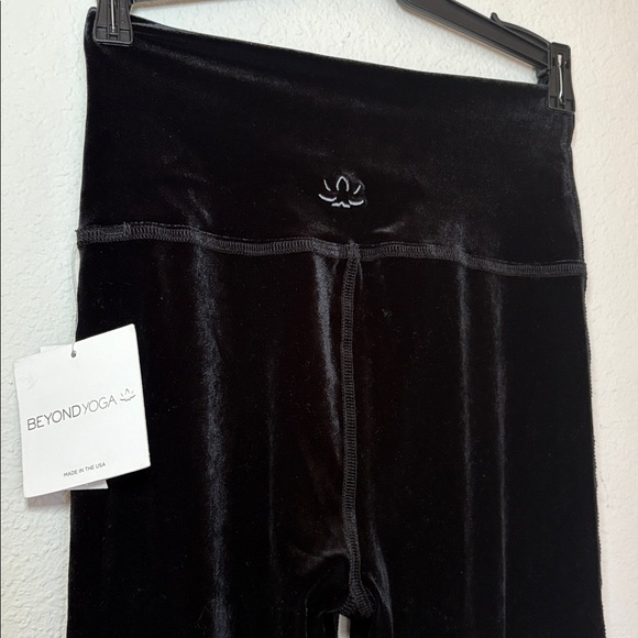 NWT Beyond Yoga Black Velvet Flare Leggings Pants size small - Picture 5 of 7